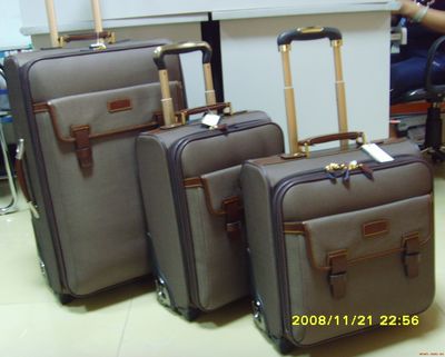 廣州市浩鵬箱包皮具-廣州市花都區(qū)花山鎮(zhèn)東湖安置區(qū)東聯(lián)路-生產(chǎn)、加工、批發(fā)、零售:箱包、皮具,貨物及技術(shù)進出口.-產(chǎn)品展廳