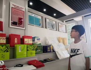 繁峙縣志愿者協(xié)會組織學生參觀手工業(yè)產(chǎn)品展示廳 聚寶新區(qū)社區(qū)和箱包廠車間