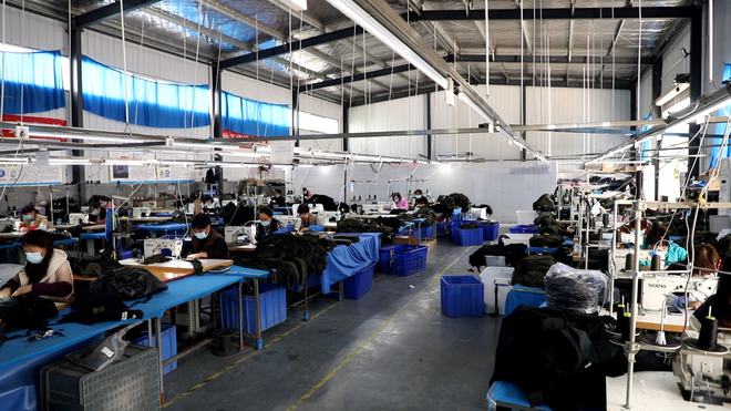 洛寧縣城關鎮(zhèn)鄉(xiāng)賢黃京玉 一朵怒放的鄉(xiāng)賢花，托起箱包加工致富夢